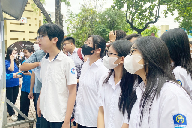 Bản tin 2/7: Dưới 1 điểm/môn đã đỗ vào lớp 10 công lập- Ảnh 1.
