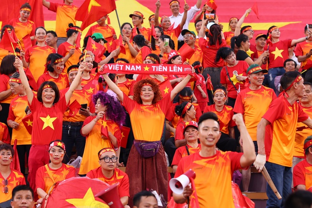 Các cổ động viên của Herbalife Việt Nam góp phần truyền cảm hứng và niềm tin cho những cô gái vàng của Bóng đá Việt Nam- Ảnh 1. Các cổ động viên của Herbalife Việt Nam góp phần truyền cảm hứng và niềm tin cho những cô gái vàng của Bóng đá Việt Nam- Ảnh 1.