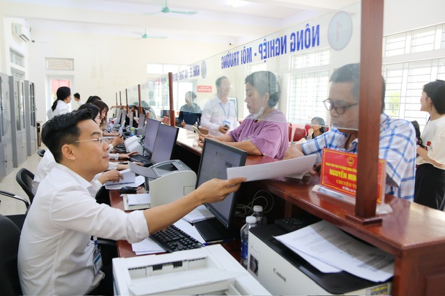 Ngày đầu vận hành chính quyền 2 cấp ở Nghệ An: Thủ tục rõ ràng, quy trình gọn nhẹ, cán bộ tận tụy, vì dân- Ảnh 3. Ngày đầu vận hành chính quyền 2 cấp ở Nghệ An: Thủ tục rõ ràng, quy trình gọn nhẹ, cán bộ tận tụy, vì dân- Ảnh 3.