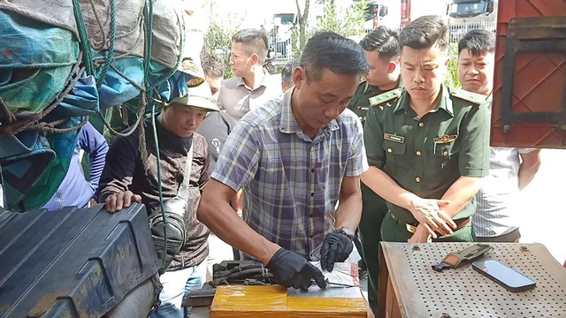 Lào Cai: Triệt phá đường dây vận chuyển hơn 2 tạ bạc qua biên giới
- Ảnh 1. Lào Cai: Triệt phá đường dây vận chuyển hơn 2 tạ bạc qua biên giới
- Ảnh 1.