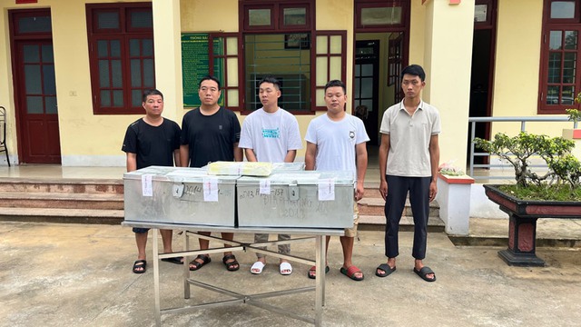 Lào Cai: Triệt phá đường dây vận chuyển hơn 2 tạ bạc qua biên giới
- Ảnh 2. Lào Cai: Triệt phá đường dây vận chuyển hơn 2 tạ bạc qua biên giới
- Ảnh 2.