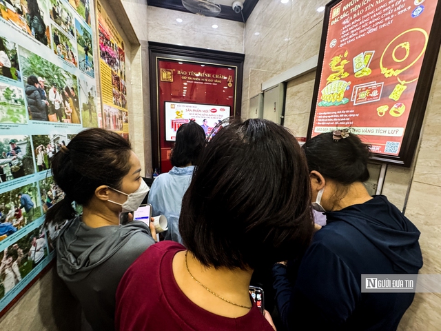 Vàng miếng SJC vẫn khan hiếm, người dân săn mua từng đợt - Ảnh 1.