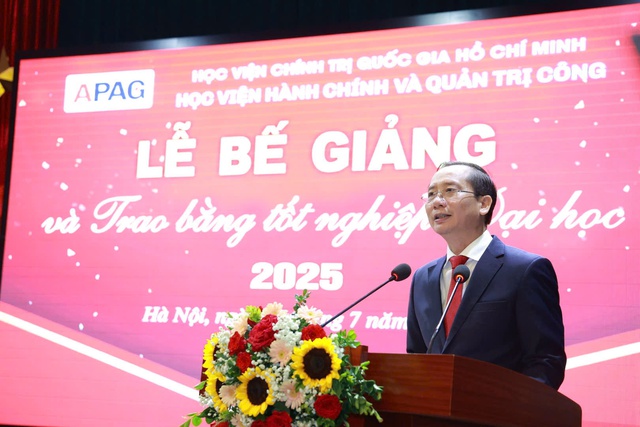 Giám đốc HV Hành chính và Quản trị công nhắn nhủ 1.364 tân cử nhân "luôn giữ cho mình ba điều" - Ảnh 2.