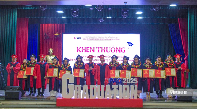Giám đốc HV Hành chính và Quản trị công nhắn nhủ 1.364 tân cử nhân "luôn giữ cho mình ba điều" - Ảnh 4.
