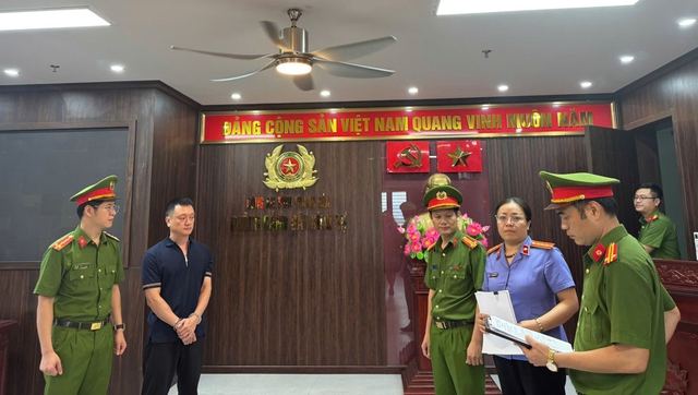 Công an bắt giữ, khám xét chỗ ở giang hồ cộm cán tại Thanh Hóa- Ảnh 4. Công an bắt giữ, khám xét chỗ ở giang hồ cộm cán tại Thanh Hóa- Ảnh 4.