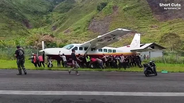 Máy bay nổ lốp, hàng chục nhân viên đẩy trở lại đường băng - Ảnh 1. Máy bay nổ lốp, hàng chục nhân viên đẩy trở lại đường băng - Ảnh 1.