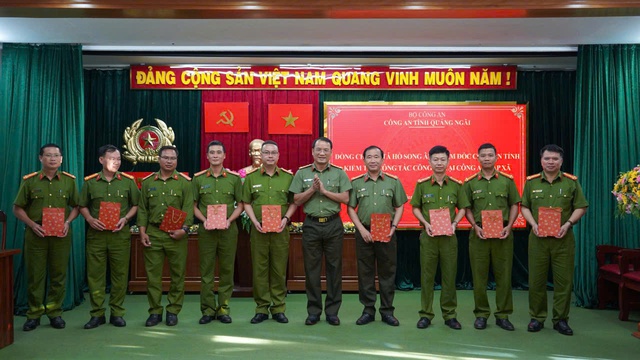 Giám đốc Công an tỉnh Quảng Ngãi: Giải quyết nhanh chóng yêu cầu, nguyện vọng chính đáng của người dân- Ảnh 3. Giám đốc Công an tỉnh Quảng Ngãi: Giải quyết nhanh chóng yêu cầu, nguyện vọng chính đáng của người dân- Ảnh 3.
