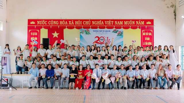 20 năm ngày trở về đầy xúc động của cựu học sinh Trường THPT Tô Văn Ơn - Ảnh 1.