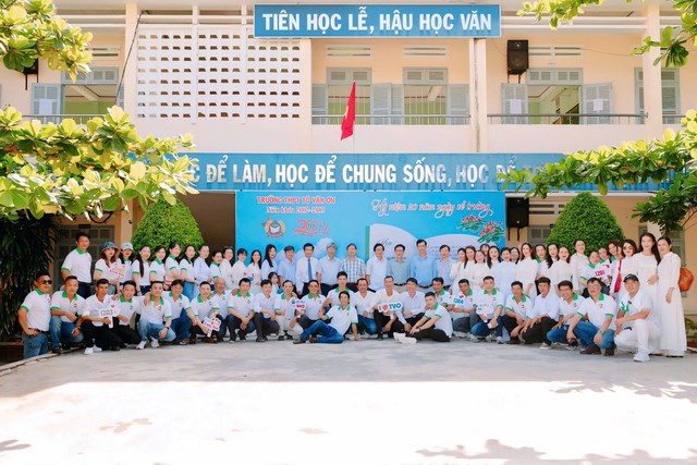 20 năm ngày trở về đầy xúc động của cựu học sinh Trường THPT Tô Văn Ơn - Ảnh 2.