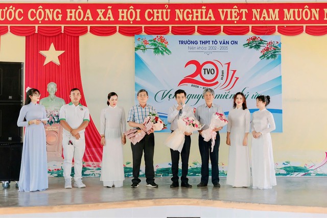 20 năm ngày trở về đầy xúc động của cựu học sinh Trường THPT Tô Văn Ơn - Ảnh 3.