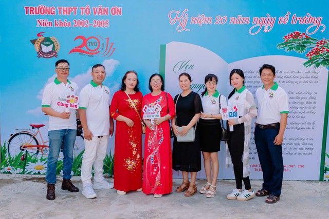 20 năm ngày trở về đầy xúc động của cựu học sinh Trường THPT Tô Văn Ơn - Ảnh 8.