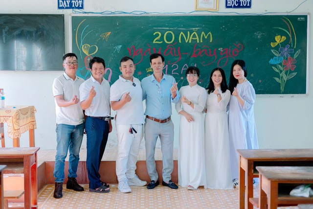 20 năm ngày trở về đầy xúc động của cựu học sinh Trường THPT Tô Văn Ơn - Ảnh 9.