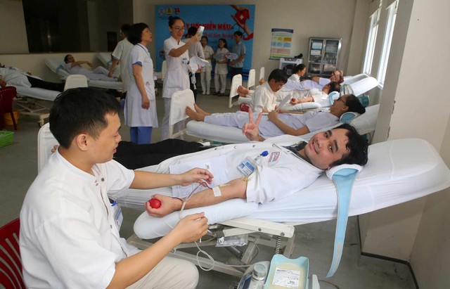 Hàng trăm y bác sĩ Huế xếp hàng hiến máu để cứu người bệnh - Ảnh 2.