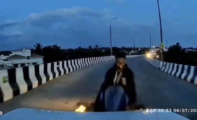 Xe máy đâm trực diện ô tô, nam thanh niên văng lên không trung - Ảnh 1.