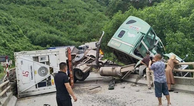 Xe container lật nghiêng, Quốc lộ 12A ùn tắc nhiều giờ - Ảnh 1.