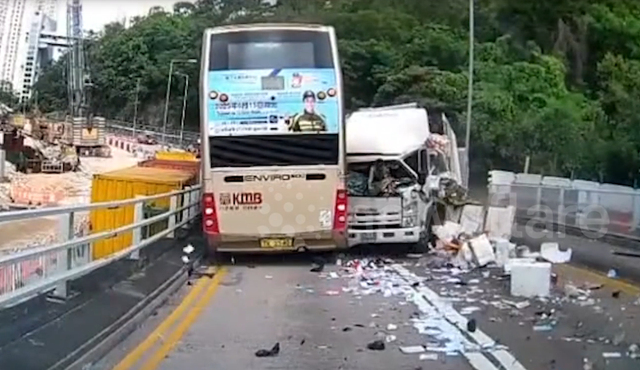 Xe tải đâm trực diện xe buýt, tài xế suýt văng ra ngoài - Ảnh 1.