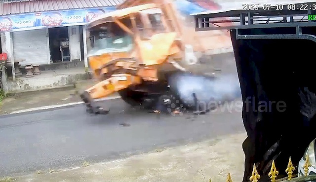Xe trộn xi măng mất lái đâm vào hàng loạt nhà dân, 4 người tử vong - Ảnh 1.