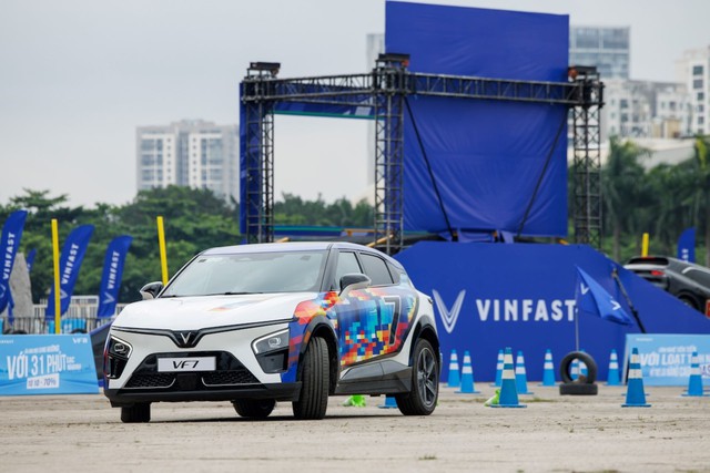 Lái thử bộ đôi VinFast VF 7 và VF 8, người dùng nhận xét: “Tăng tốc quá tốt, động cơ êm ái, linh hoạt trong không gian hẹp”- Ảnh 1. Lái thử bộ đôi VinFast VF 7 và VF 8, người dùng nhận xét: “Tăng tốc quá tốt, động cơ êm ái, linh hoạt trong không gian hẹp”- Ảnh 1.