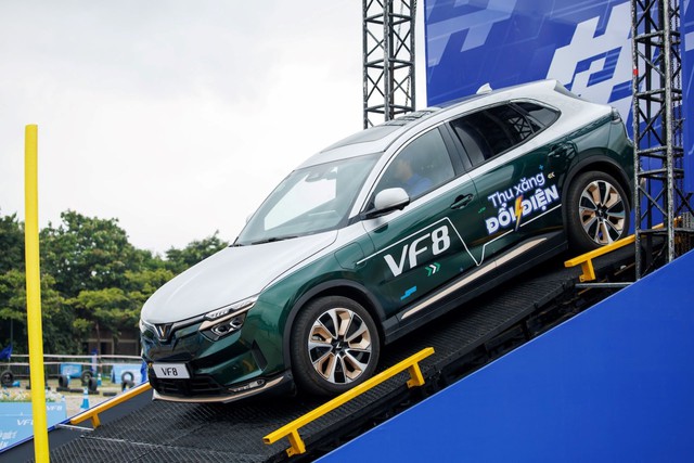 Lái thử bộ đôi VinFast VF 7 và VF 8, người dùng nhận xét: “Tăng tốc quá tốt, động cơ êm ái, linh hoạt trong không gian hẹp”- Ảnh 3. Lái thử bộ đôi VinFast VF 7 và VF 8, người dùng nhận xét: “Tăng tốc quá tốt, động cơ êm ái, linh hoạt trong không gian hẹp”- Ảnh 3.