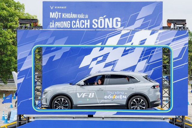 Lái thử bộ đôi VinFast VF 7 và VF 8, người dùng nhận xét: “Tăng tốc quá tốt, động cơ êm ái, linh hoạt trong không gian hẹp”- Ảnh 4. Lái thử bộ đôi VinFast VF 7 và VF 8, người dùng nhận xét: “Tăng tốc quá tốt, động cơ êm ái, linh hoạt trong không gian hẹp”- Ảnh 4.