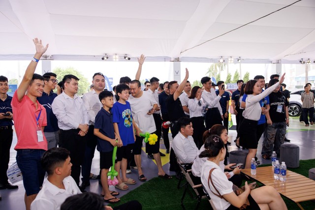 Lái thử bộ đôi VinFast VF 7 và VF 8, người dùng nhận xét: “Tăng tốc quá tốt, động cơ êm ái, linh hoạt trong không gian hẹp”- Ảnh 8. Lái thử bộ đôi VinFast VF 7 và VF 8, người dùng nhận xét: “Tăng tốc quá tốt, động cơ êm ái, linh hoạt trong không gian hẹp”- Ảnh 8.