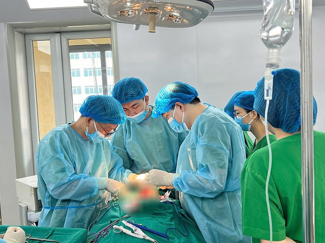 U tuyến giáp lành tính nhưng suýt lấy mạng cụ bà vì chèn ép khí quản- Ảnh 1. U tuyến giáp lành tính nhưng suýt lấy mạng cụ bà vì chèn ép khí quản- Ảnh 1.