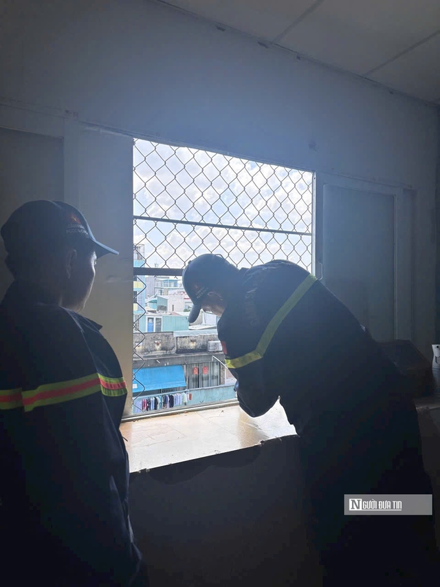 Tp.HCM đồng loạt ra quân kiểm tra PCCC, vận động mở lối thoát hiểm tại chung cư- Ảnh 3. Tp.HCM đồng loạt ra quân kiểm tra PCCC, vận động mở lối thoát hiểm tại chung cư- Ảnh 3.