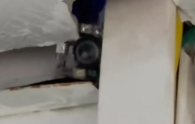Người phụ nữ phát hiện camera quay lén trong căn nhà mới thuê - Ảnh 1.