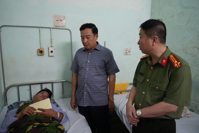 Khống chế kẻ manh động dùng dao, súng tự chế tấn công lực lượng thi hành công vụ- Ảnh 3. Khống chế kẻ manh động dùng dao, súng tự chế tấn công lực lượng thi hành công vụ- Ảnh 3.