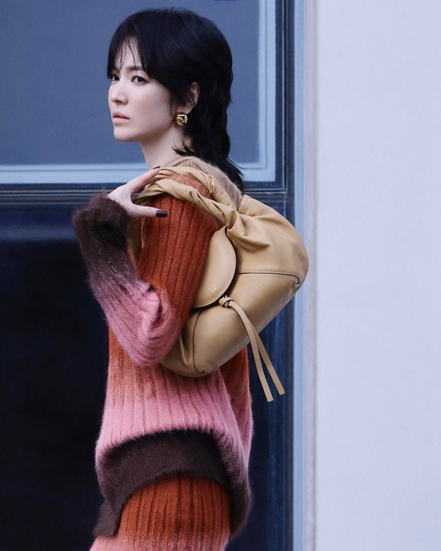 Nữ diễn viên Song Hye Kyo "xuống tóc" gây sốt với hình ảnh đầy lạ lẫm - Ảnh 1.