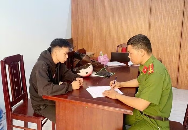 Vờ mua vé số, nam thanh niên giật dây chuyền của cụ bà 83 tuổi - Ảnh 1.