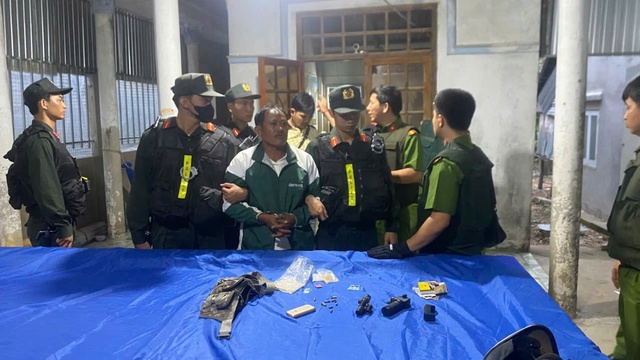 Khống chế kẻ manh động dùng dao, súng tự chế tấn công lực lượng thi hành công vụ- Ảnh 1. Khống chế kẻ manh động dùng dao, súng tự chế tấn công lực lượng thi hành công vụ- Ảnh 1.