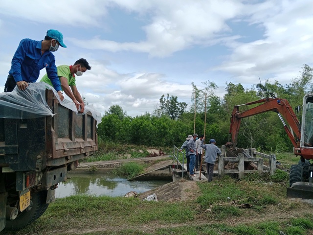 Gia Lai: Thu gom lượng lớn xác heo chết trôi nổi trên các kênh mương thủy lợi- Ảnh 1. Gia Lai: Thu gom lượng lớn xác heo chết trôi nổi trên các kênh mương thủy lợi- Ảnh 1.