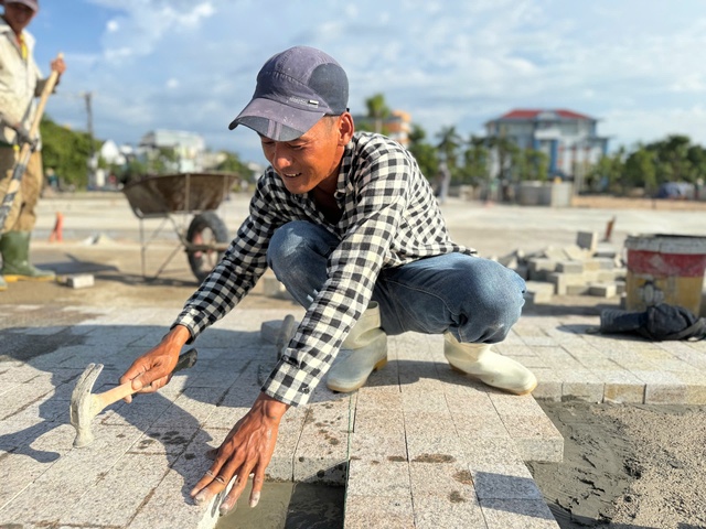 Công nhân mệt mài “chạy đua với mặt trời", để giữ bữa cơm gia đình- Ảnh 3. Công nhân mệt mài “chạy đua với mặt trời", để giữ bữa cơm gia đình- Ảnh 3.