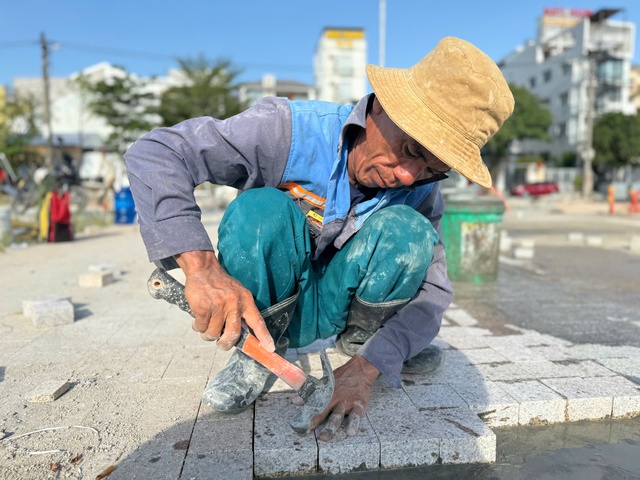 Công nhân mệt mài “chạy đua với mặt trời", để giữ bữa cơm gia đình- Ảnh 2. Công nhân mệt mài “chạy đua với mặt trời", để giữ bữa cơm gia đình- Ảnh 2.