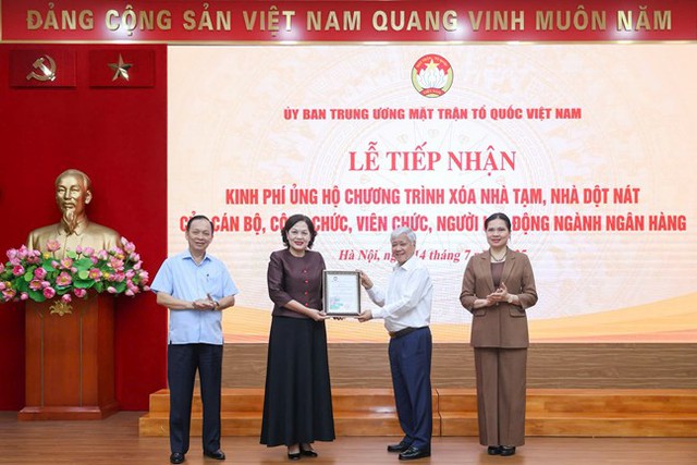 Tiếp nhận 82 tỷ đồng ủng hộ chương trình "xóa nhà tạm, nhà dột nát" từ ngành ngân hàng- Ảnh 4. Tiếp nhận 82 tỷ đồng ủng hộ chương trình "xóa nhà tạm, nhà dột nát" từ ngành ngân hàng- Ảnh 4.