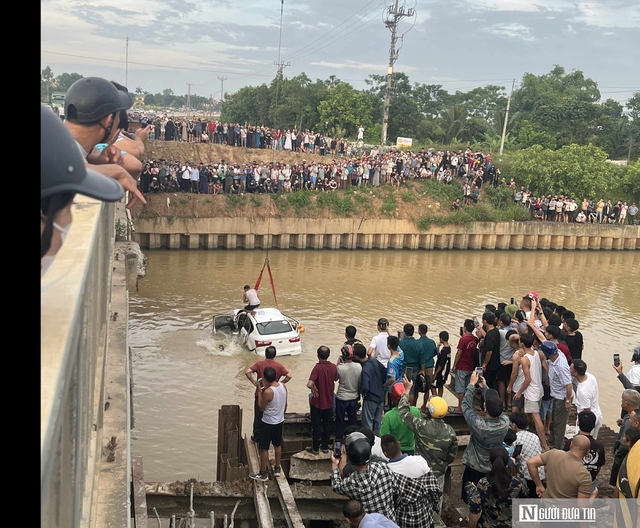 Vụ ô tô mất lái đâm hai xe máy rồi rơi xuống sông: Đã xác định có 3 người tử vong - Ảnh 1.