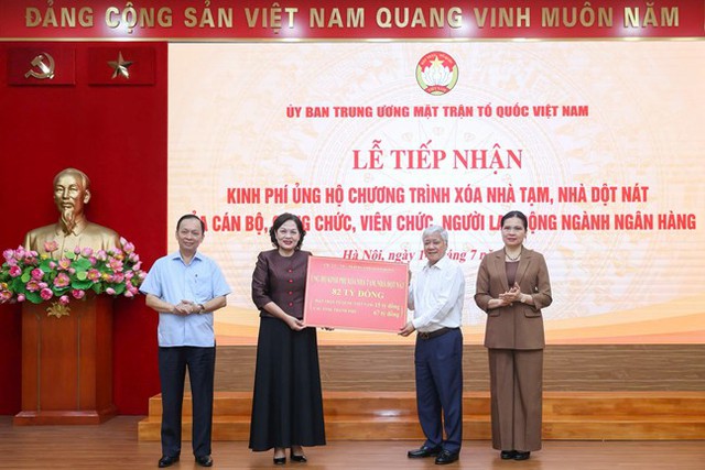 Tiếp nhận 82 tỷ đồng ủng hộ chương trình "xóa nhà tạm, nhà dột nát" từ ngành ngân hàng- Ảnh 1. Tiếp nhận 82 tỷ đồng ủng hộ chương trình "xóa nhà tạm, nhà dột nát" từ ngành ngân hàng- Ảnh 1.