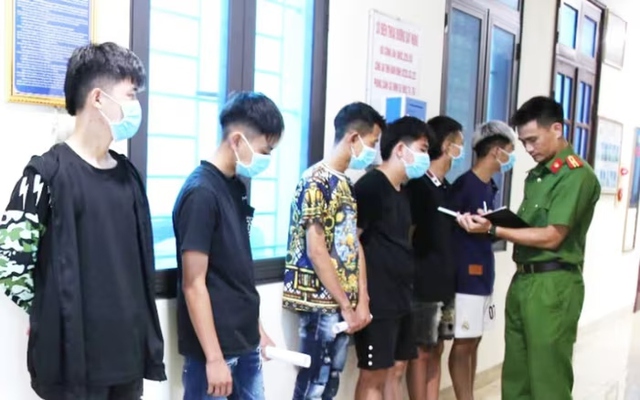 Tạm giữ nhóm đối tượng gây rối trật tự công cộng và cướp tài sản- Ảnh 1. Tạm giữ nhóm đối tượng gây rối trật tự công cộng và cướp tài sản- Ảnh 1.