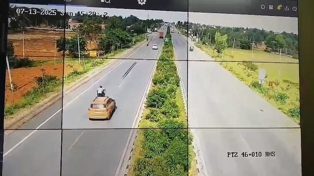 Ô tô đâm trúng xe máy, kéo lê nạn nhân 100 mét rồi bỏ chạy - Ảnh 1.