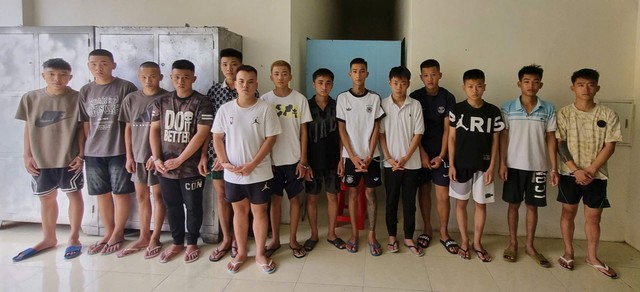 Tạm giữ 14 thanh thiếu niên vô cớ chém 2 người đi đường bị thương- Ảnh 1. Tạm giữ 14 thanh thiếu niên vô cớ chém 2 người đi đường bị thương- Ảnh 1.