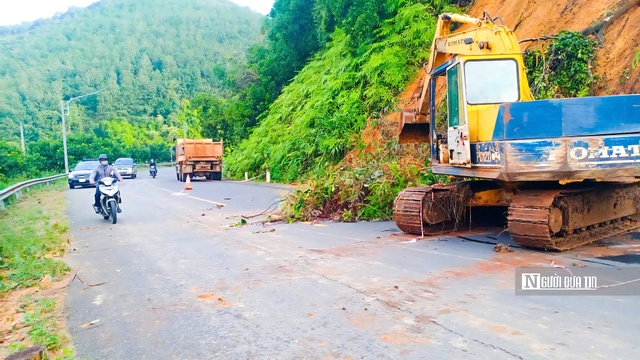 Khẩn trương khắc phục sạt lở tại tuyến đường huyết mạch nối Đồng Nai - Lâm Đồng- Ảnh 2. Khẩn trương khắc phục sạt lở tại tuyến đường huyết mạch nối Đồng Nai - Lâm Đồng- Ảnh 2.
