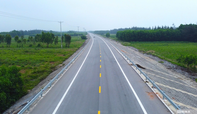 Dồn nhân lực, vật lực đẩy nhanh tiến độ dự án đường ven biển hơn 4.600 tỷ đồng- Ảnh 2. Dồn nhân lực, vật lực đẩy nhanh tiến độ dự án đường ven biển hơn 4.600 tỷ đồng- Ảnh 2.