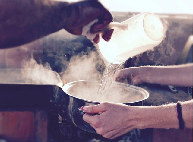 Đang ngủ, người đàn ông bất ngờ bị vợ dội nước sôi lên người - Ảnh 2.