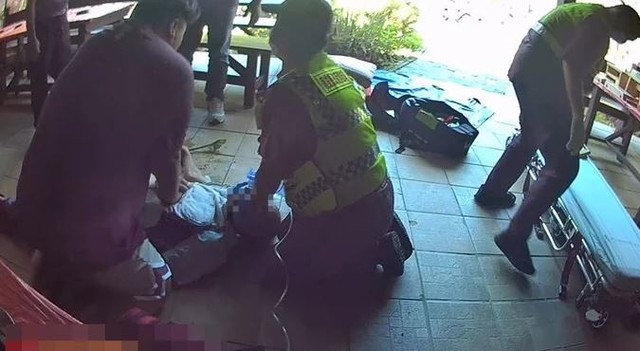 Đang nhổ cỏ, người đàn ông 67 tuổi gặp sự cố đáng sợ - Ảnh 2.