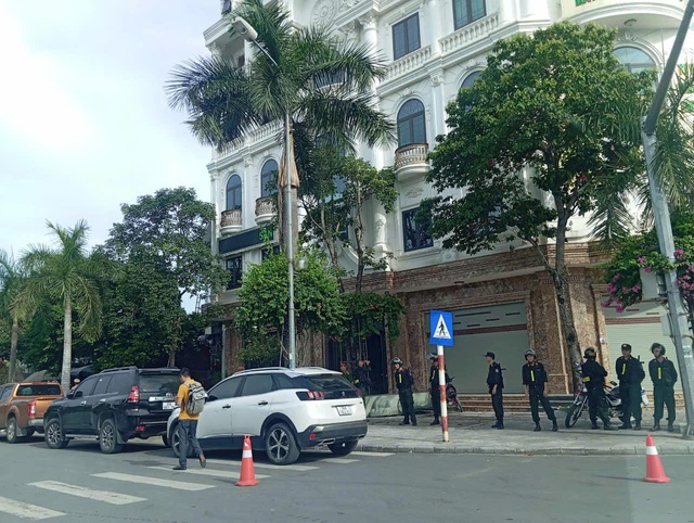 Khám xét tòa biệt thự của một "ông trùm" tại Thanh Hóa- Ảnh 2. Khám xét tòa biệt thự của một "ông trùm" tại Thanh Hóa- Ảnh 2.