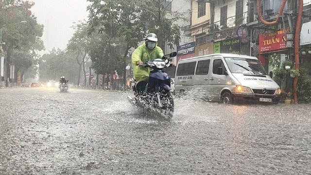 Miền Bắc đón nắng nóng, mưa to vẫn "rình rập" chiều tối - Ảnh 1.