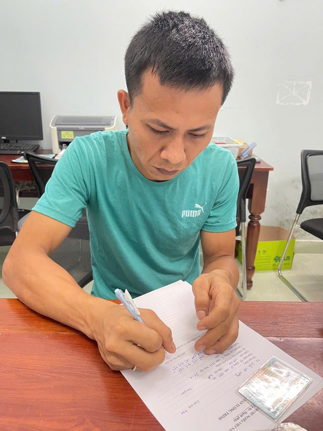 Quảng Ngãi:Lẻn vào nhà đồng nghiệp trộm tiền, gã trai mang tiền giấu ở khu nghĩa địa- Ảnh 1. Quảng Ngãi:Lẻn vào nhà đồng nghiệp trộm tiền, gã trai mang tiền giấu ở khu nghĩa địa- Ảnh 1.