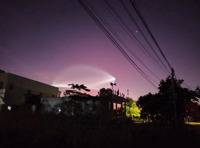 "Vệt sáng lạ" xuất hiện trên bầu trời Đà Nẵng, Quảng Ngãi sáng nay là hiện tượng gì? - Ảnh 1.