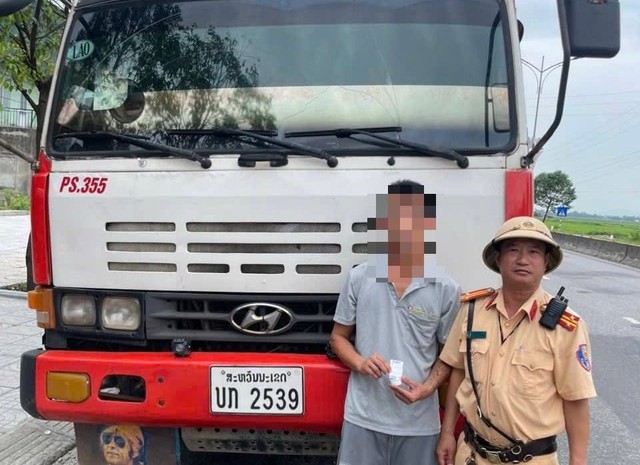 Hà Tĩnh: Phạt tài xế dương tính ma túy, không có giấy phép lái xe - Ảnh 1.